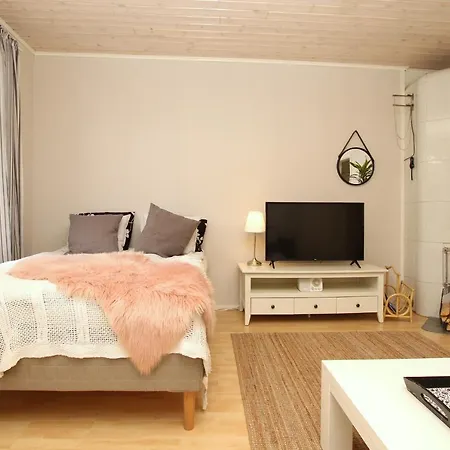 Idyllic Wooden House Apartment *